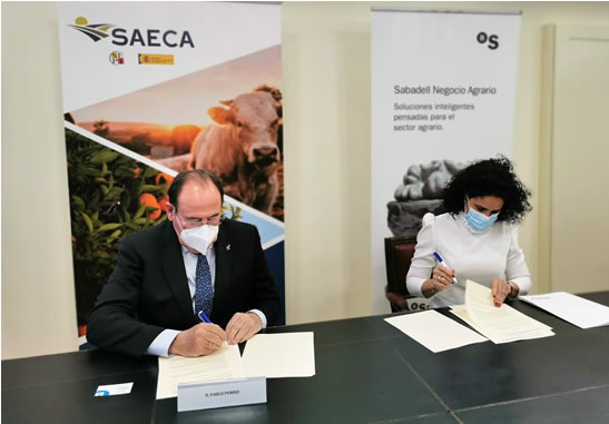 El presidente de SAECA, Pablo Pombo y la subdirectora general y directora territorial de Banco SABADELL, Belén Sánchez, durante la firma del convenio